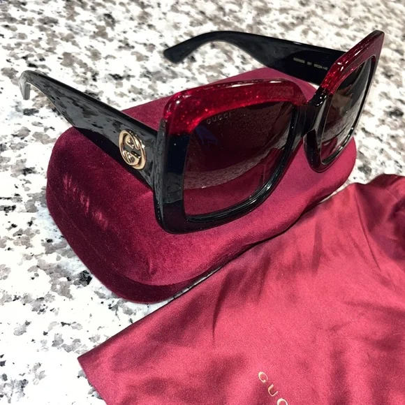 Beautiful classic Gucci glasses. The signature red, green and black colors - Picture 3 of 8